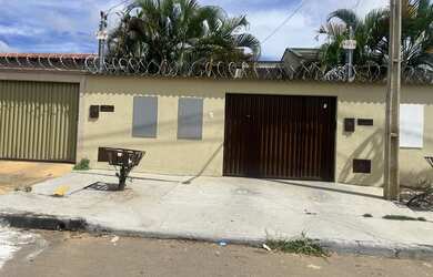 Imagem: A casa possui 3 Dormitórios, 2 Banheiros, 2 Vagas na garagem