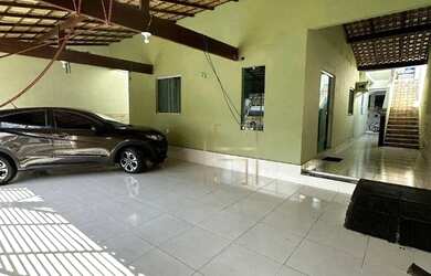 Imagem: A casa possui 3 Dormitórios, 2 Banheiros, 2 Vagas na garagem