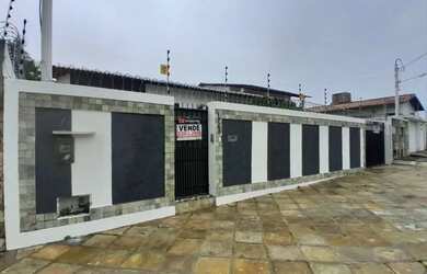 Imagem: A casa possui 3 Dormitórios, 4 Banheiros, 5 Vagas na garagem