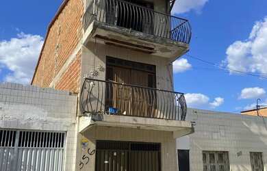 Imagem: A casa possui 3 Dormitórios, 3 Banheiros, 1 Vaga na garagem