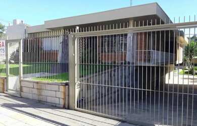 Imagem: A casa possui 3 Dormitórios, 2 Banheiros, 3 Vagas na garagem