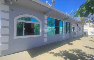 Imagem: A casa e possui 3 Dormitórios, 2 Banheiros, 2 Vagas na garagem