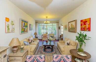 Imagem: A casa possui 3 Dormitórios, 3 Banheiros, 2 Vagas na garagem