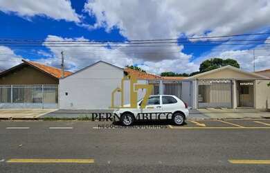 Imagem: A casa possui 3 Dormitórios, 3 Banheiros, 5 Vagas na garagem