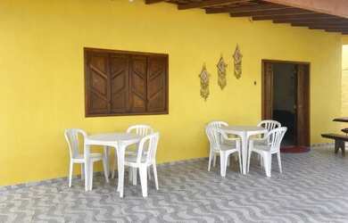 Imagem: A casa possui 4 Dormitórios, Acomodam 10 pessoas, 2 Vagas na