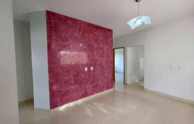 Imagem: A casa possui 3 Dormitórios, 2 Banheiros, 2 Vagas na garagem