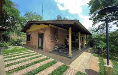 Imagem: A casa possui 3 Dormitórios, 5 Banheiros, 5 Vagas na garagem