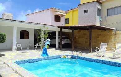 Imagem: A casa possui 4 Dormitórios, 3 Banheiros, 4 Vagas na garagem