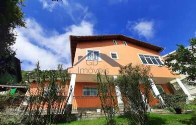 Imagem: A casa possui 4 Dormitórios, 2 Banheiros, 2 Vagas na garagem