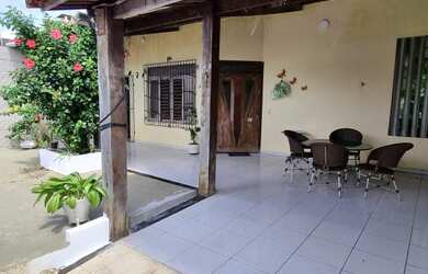 Imagem: A casa possui 3 Dormitórios, 4 Banheiros, 2 Vagas na garagem