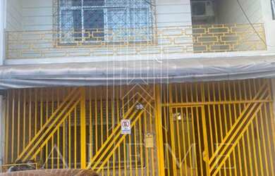 Imagem: A casa possui 3 Dormitórios, 3 Banheiros, 2 Vagas na garagem