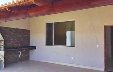 Imagem: A casa possui 3 Dormitórios, 2 Banheiros, 2 Vagas na garagem