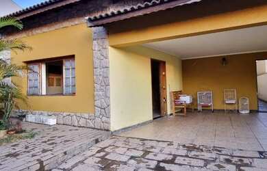 Imagem: A casa possui 3 Dormitórios, 2 Banheiros, 4 Vagas na garagem