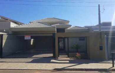 Imagem: A casa possui 3 Dormitórios, 3 Banheiros, 4 Vagas na garagem