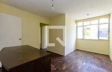 Imagem: O apartamento possui 3 Dormitórios, 1 Banheiro, 1 Vaga na garagem