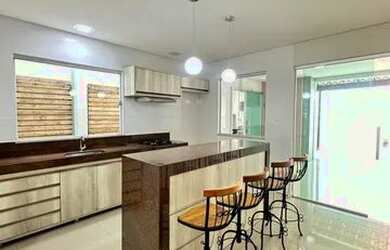 Imagem: A casa possui 3 Dormitórios, 3 Banheiros, 2 Vagas na garagem