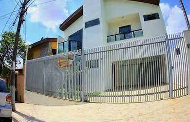 Imagem: A casa possui 3 Dormitórios, 5 Banheiros, 4 Vagas na garagem