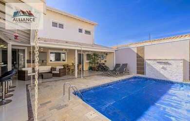 Imagem: A casa possui 4 Dormitórios, 4 Banheiros, 4 Vagas na garagem