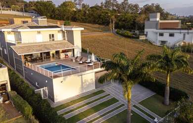 Imagem: A casa em condomínio possui 5 Dormitórios, 5 Banheiros, 5