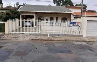 Imagem: A casa possui 2 Dormitórios, 2 Banheiros, 2 Vagas na garagem