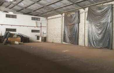 Imagem: O depósito possui 3 Vagas na garagem, 900m² de Área e está