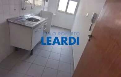 Imagem: O apartamento possui 3 Dormitórios, 1 Banheiro, 1 Vaga na garagem