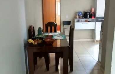 Imagem: A casa possui 2 Dormitórios, 1 Banheiro, 2 Vagas na garagem