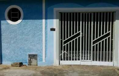 Imagem: A casa possui 3 Dormitórios, 2 Banheiros, 1 Vaga na garagem