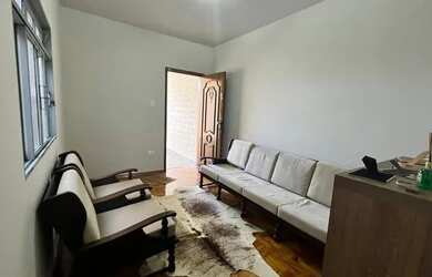 Imagem: A casa possui 3 Dormitórios, 3 Banheiros, 4 Vagas na garagem