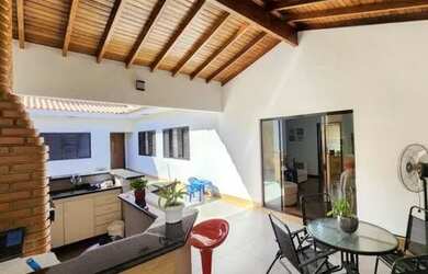 Imagem: A casa possui 3 Dormitórios, 3 Banheiros, 4 Vagas na garagem