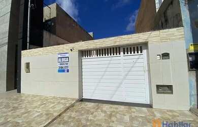 Imagem: A casa possui 3 Dormitórios, 1 Banheiro, 1 Vaga na garagem