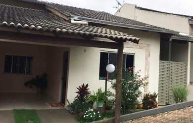 Imagem: A casa possui 2 Dormitórios, 2 Banheiros, 2 Vagas na garagem