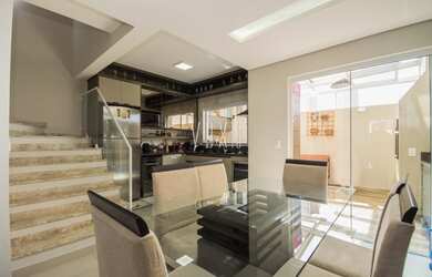 Imagem: A casa possui 3 Dormitórios, 4 Banheiros, 2 Vagas na garagem