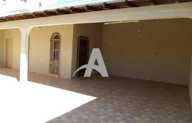 Imagem: A casa possui 3 Dormitórios, 2 Banheiros, 2 Vagas na garagem