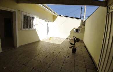 Imagem: A casa possui 2 Dormitórios, 1 Banheiro, 2 Vagas na garagem