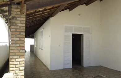 Imagem: A casa possui 3 Dormitórios, 1 Banheiro, 1 Vaga na garagem