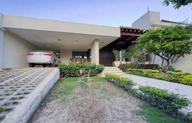 Imagem: A casa possui 3 Dormitórios, 3 Banheiros, 4 Vagas na garagem