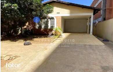 Imagem: A casa possui 4 Dormitórios, 3 Banheiros, 5 Vagas na garagem