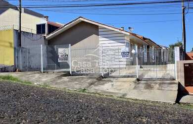 Imagem: A casa possui 3 Dormitórios, 2 Banheiros, 1 Vaga na garagem