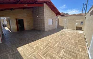 Imagem: A casa possui 4 Dormitórios, 4 Banheiros, 5 Vagas na garagem