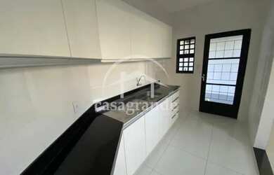 Imagem: A casa possui 3 Dormitórios, 1 Banheiro, 1 Vaga na garagem