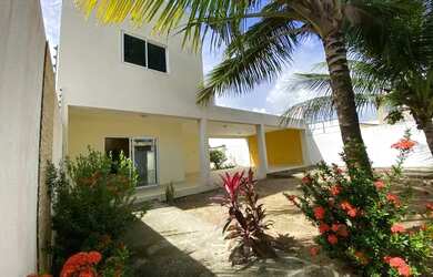 Imagem: A casa possui 4 Dormitórios, 1 Banheiro, 4 Vagas na garagem