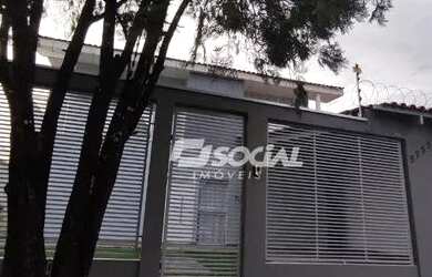 Imagem: A casa possui 3 Dormitórios, 3 Banheiros, 2 Vagas na garagem