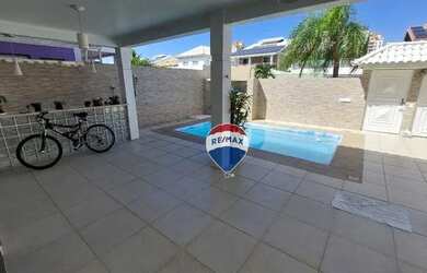 Imagem: A casa possui 4 Dormitórios, 5 Banheiros, 2 Vagas na garagem