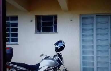 Imagem: A casa possui 3 Dormitórios, 2 Banheiros, 1 Vaga na garagem