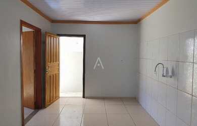 Imagem: A casa possui 3 Dormitórios, 1 Banheiro, 2 Vagas na garagem