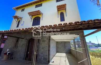 Imagem: A casa possui 5 Dormitórios, 3 Banheiros, 2 Vagas na garagem