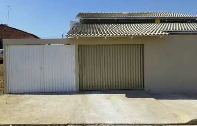 Imagem: A casa possui 3 Dormitórios e 2 Banheiros e está localizado