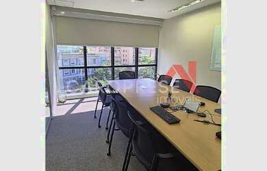 Imagem: O depósito possui 2 Vagas na garagem, 142m² de Área e está