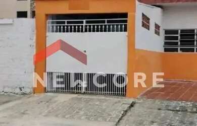 Imagem: A casa à venda possui 2 Dormitórios, 2 Banheiros, 1 Vaga na